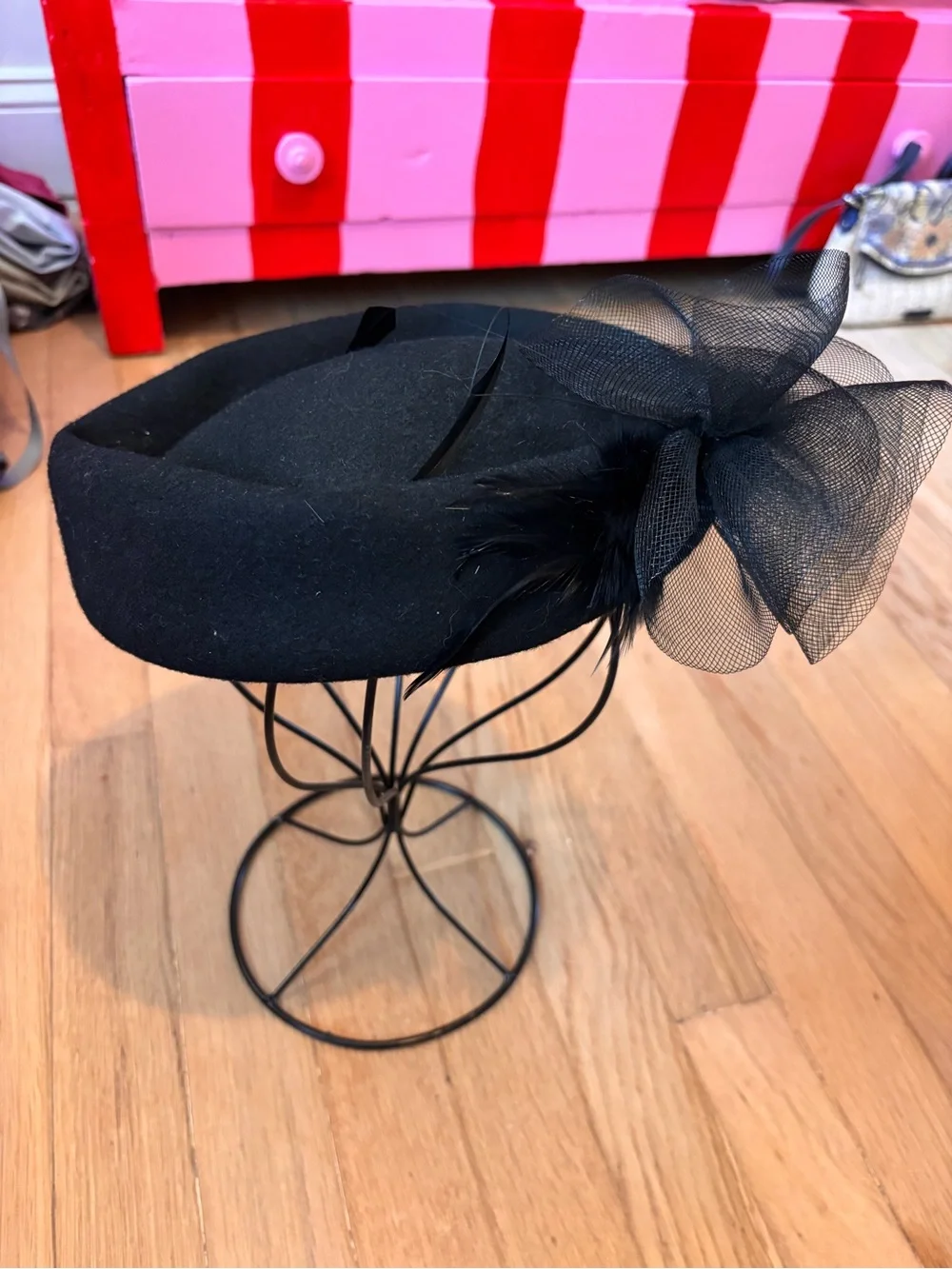 Vintage Black Wool Pillbox Hat Fascinator Mesh Bow Feather Church Elegant - Picture 2 of 5